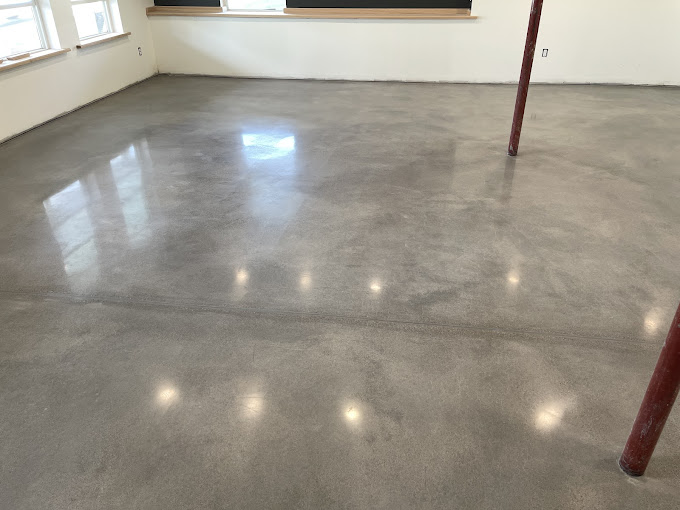 An empty room with a red pole in the middle